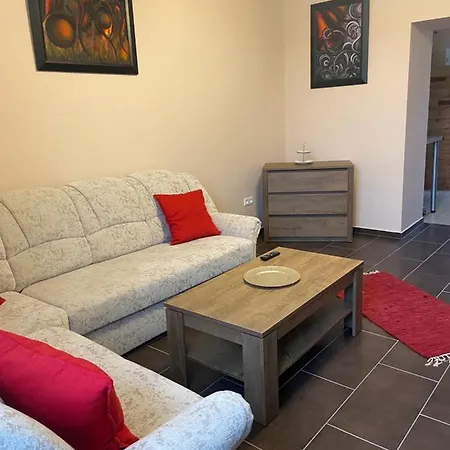 Monzi Apartmanház Apartamento