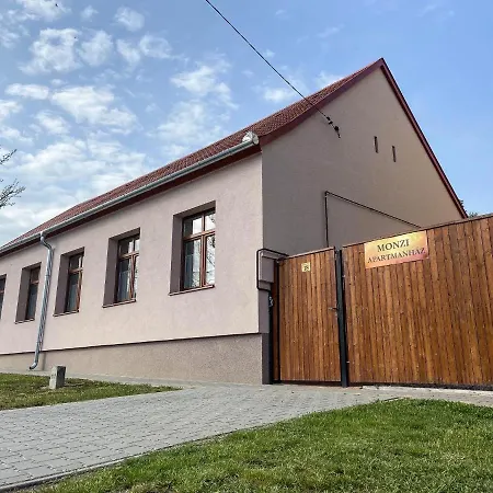 Monzi Apartmanház Apartamento Hévíz